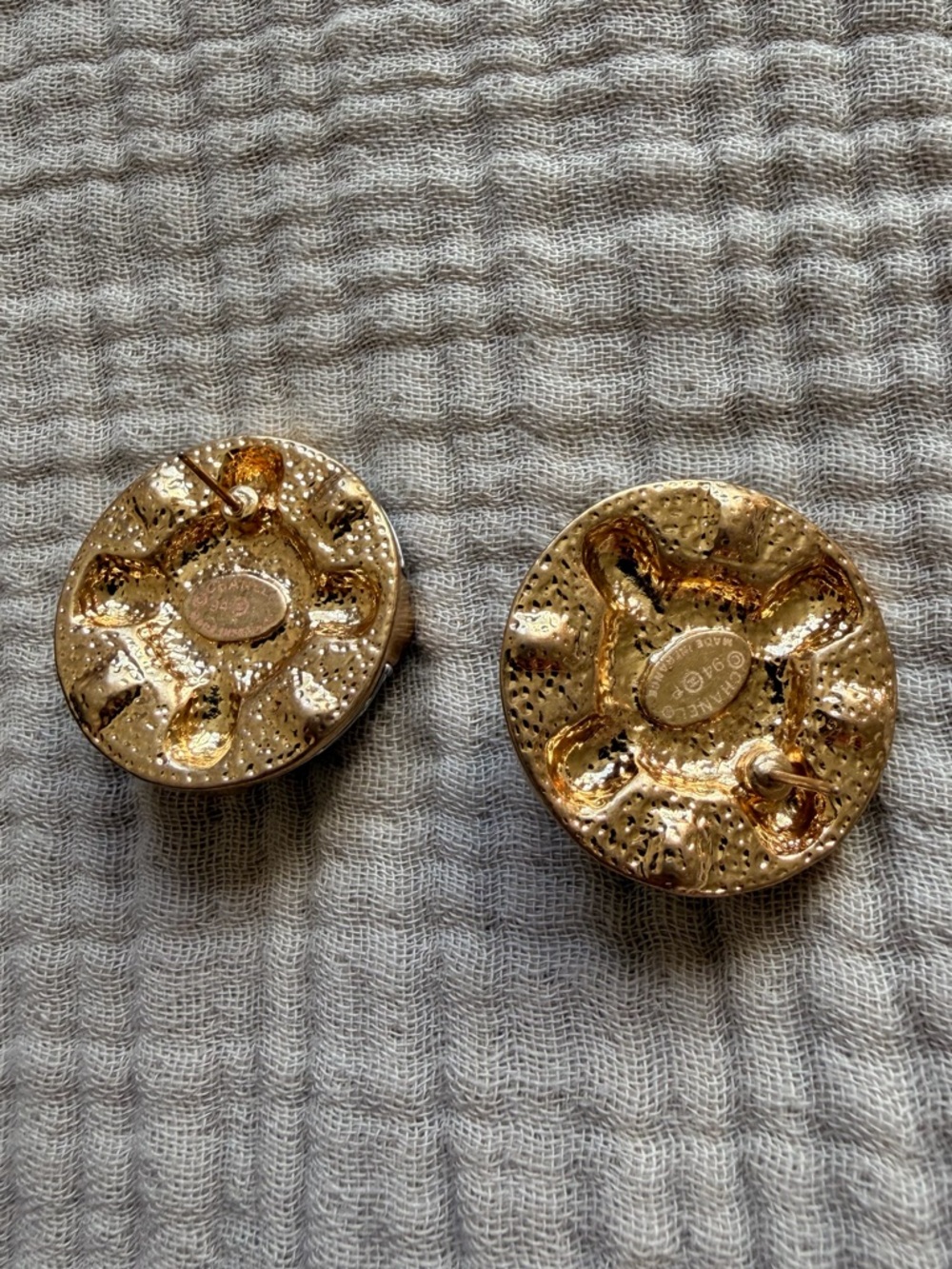 ❤️Vintage Chanel CC Multicolor Gripoix Earrings Gold & Silver Tone💚 - Picture 7 of 8